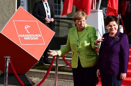 Kanzlerin Angela Merkel und die polnische  Premieministerin Beata Szydlo  eröffnen die Messe. Foto: AFP