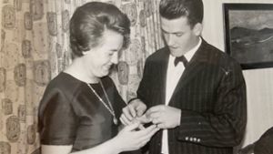 Da waren schon einige Widerstände überwunden: Das junge Paar bei der Verlobung 1964. Foto: privat