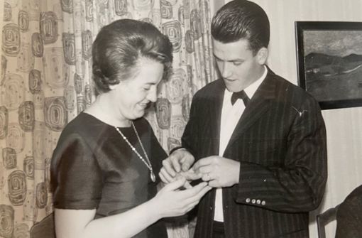 Da waren schon einige Widerstände überwunden: Das junge Paar bei der Verlobung 1964. Foto: privat