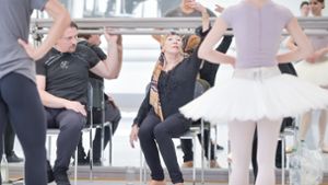 Die Ballettlegende Natalia Makarova studiert in Stuttgart einen Akt von „La Bayadère“ ein. Der Ballettmeister Rolando d’Alesio (links) schaut zu. Foto: Roman Novitzky
