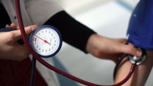Wer unter hohem Blutdruck leidet, bekommt häufig Blutdrucksenker in Form von Tabletten verschrieben – zum Beispiel mit dem Wirkstoff Valsartan. Foto: dpa
