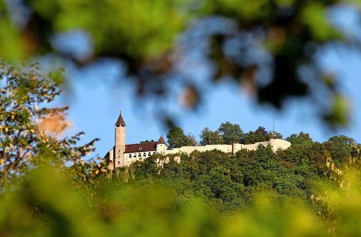 Weithin sichtbar steht die Burg auf dem 775 Meter hohen Teckberg. Foto: Horst Rudel