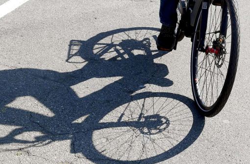 Ein 31-jähriger Autofahrer erfasste den Radfahrer beim Abbiegen. (Symbolbild) Foto: dpa/Uli Deck