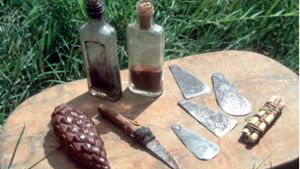 Messer, Klingen und Amulette für die Beschneidung von Mädchen in Muranga, Kenia. Foto: dpa/Arno Burgi