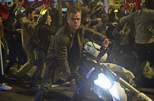 Von den Athener Demonstranten kaum zu unterscheiden, kapert Jason Bourne (Matt Damon) gerade ein Polizeimotorrad. Foto: Universal