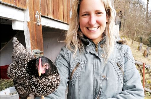Larissa Schürle aus Eybach und ihr Ehemann Thomas halten ihre Zwerg-Barnevelder-Hühner in einem umgebauten Meerschweinchenstall im Garten. Foto: Thomas Schürle