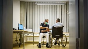Dieser Patient mit Behinderung benötigt keine Assistenz, aber bei anderen ist diese notwendig – vor allem, wenn es Kommunikationsprobleme gibt. Foto: Lichtgut/Achim Zweygarth