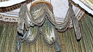 Der Baldachin im Zeltzimmer König Friedrichs I hängt dort seit über 200 Jahren. Kein Wunder, dass er eingestaubt ist. Foto: factum/Bach