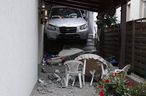 Ein 80-Jähriger hat bei einem Unfall die Rückwand einer Garage durchbrochen. Foto: SDMG