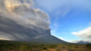 Behörden ordneten am Montag eine Evakuierung des Gebiets im Umkreis von zehn Kilometern um den Vulkan an. Foto: AFP