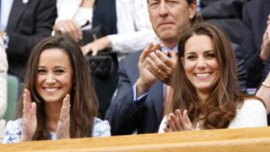 Pippa Middleton (links) mit ihrer Schwester, Herzogin Catherine, der Frau von Prinz William, auf dem Bild zu sehen während eines Tennisspiels in der „Royal Box“ auf dem Center Court in Wimbledon Foto: dpa