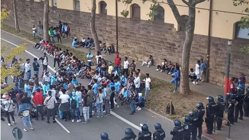 Mit einem großen Kräfteaufgebot stoppte die Polizei die Ausschreitungen am Römerkastell. Foto: red/Schumacher