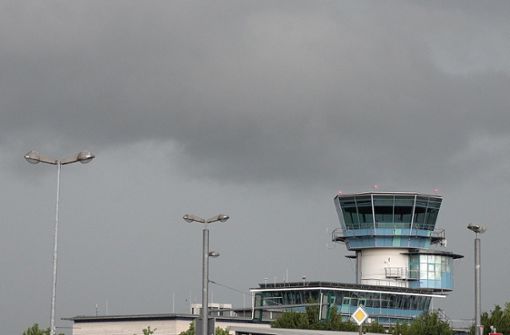 Dunkle Wolken über dem Flughafentower – wann gibt es den Gewitter-Stopp? Foto: 7aktuell.de/Alexander Hald