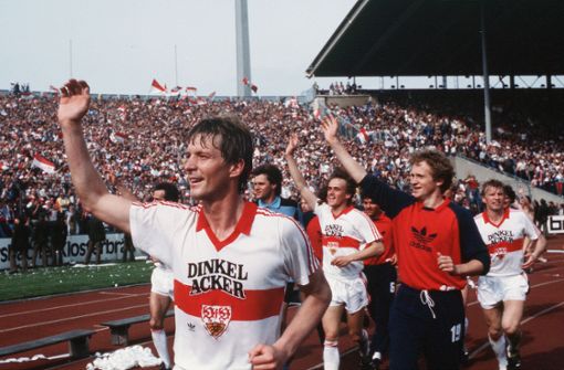 Meisterrunde im Neckarstadion 1984: Karlheinz Förster und Teamkollegen des VfB Foto: Baumann/Hansjürgen Britsch