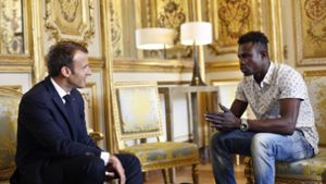 Frankreichs Präsident Emmanuel Macron sagte dem 22-jährigen Mamoudou Gassama am Montag bei einem Empfang im Elysée-Palast die Einbürgerung zu. Foto: dpa