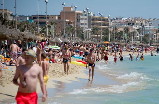 Urlauber tummeln sich am Strand von Arenal auf der Mittelmeerinsel Mallorca Foto: dpa