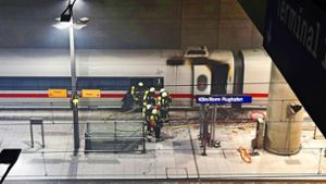 Am Bahnhof des Kölner Flughafens hat vor Kurzem ein ICE gebrannt. Foto: dpa/Daniel Evers