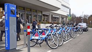An der Ecke Filderhauptstraße/Wollgrasweg können acht Fahrräder sowie zwei Pedelecs ausgeliehen werden. Abstellplätze gibt es noch mehr. Foto: Theresa Ritzer