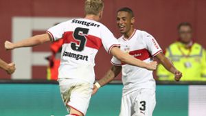 Große Freude bei Timo Baumgartl (links) und Dennis Aogo vom VfB Stuttgart nach dem 2:0-Sieg beim 1. FC Nürnberg. Foto: dpa