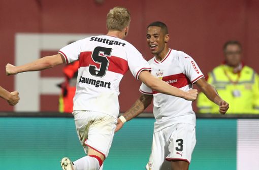 Große Freude bei Timo Baumgartl (links) und Dennis Aogo vom VfB Stuttgart nach dem 2:0-Sieg beim 1. FC Nürnberg. Foto: dpa