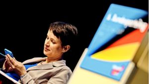 Während der bejubelten Rede ihres Parteikollegen Meuthen starrt Frauke Petry auf ihr Smartphone. Foto: Getty Images Europe