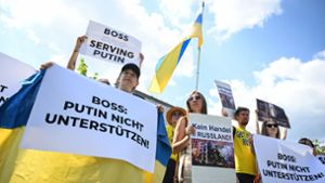 Die Aktivisten fordern von Hugo Boss, seine Russlandgeschäfte zu stoppen. Foto: dpa/Marijan Murat