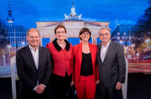 Eins der Duos wird künftig die SPD führen: Olaf Scholz und Klara Geywitz (links) oder Saskia Esken und Norbert Walter-Borjans. Foto: dpa/Kay Nietfeld