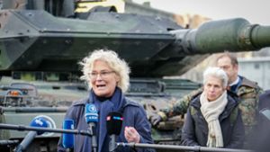 Deutliche Worte: Verteidigungsministerin Christine Lambrecht vor einem deutschen Kampfpanzer in Litauen. Foto: dpa/Kay Nietfeld