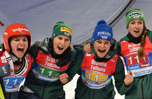 Katharina Althaus, Ramona Straub, Carina Vogt und Juliane Seyfarth freuen sich über Gold. Foto: dpa-Zentralbild