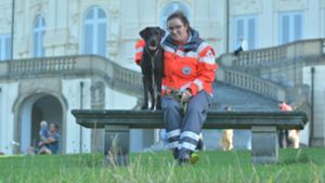 Labrador Calli mit Besitzerin Kristina Roßmeißl Foto: Rettungshundestaffel