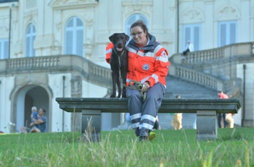 Labrador Calli mit Besitzerin Kristina Roßmeißl Foto: Rettungshundestaffel