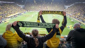 In „Inside Borussia Dortmund“ erleben die Fans ihre Idole hautnah: Ob in der Umkleide, beim Frühstück oder unterwegs im Mannschaftsbus. Foto: dpa
