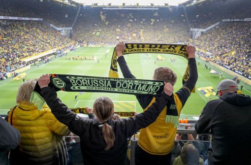 In „Inside Borussia Dortmund“ erleben die Fans ihre Idole hautnah: Ob in der Umkleide, beim Frühstück oder unterwegs im Mannschaftsbus. Foto: dpa