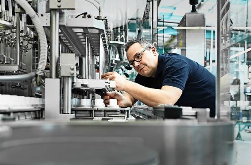 Ein Mitarbeiter von Groninger in Crailsheim arbeitet an einer Abfüllmaschine. Foto: Groninger