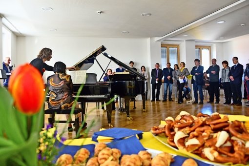 Häppchen, Blümchen und Musik: der Einzug der Musikschule in die sanierte Zeppelinschule ist beendet. Foto: Norbert J. Leven