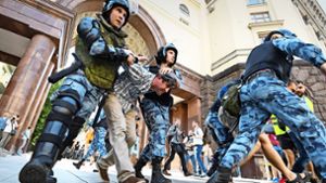 Angehörige der Nationalgarde nehmen Demonstranten in Moskau in Gewahrsam. Foto: AFP