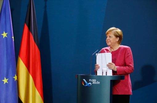 Angela Merkel gibt die Beschlüsse nach der Videokonferenz mit den Bürgermeistern bekannt. Foto: dpa/Axel Schmidt