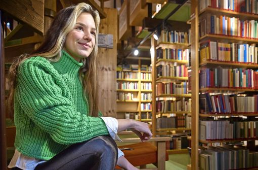 Kira Geiss in der Bibliothek der Missionsschule in Weissach im Tal Foto: Gottfried Stoppel
