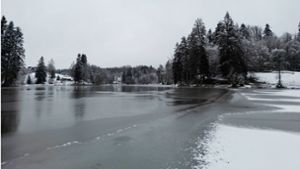 Der Ebnisee in Kaisersbach am Montag – in Teilen von Eis und Schnee bedeckt. Foto: 7aktuell.de/Kevin Lermer/7aktuell.de | Kevin Lermer