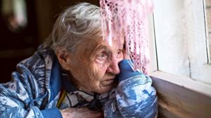 Ungewöhnliche Ängstlichkeit, Scheu, Rückzug oder auch Aggressionen können Anzeichen sein, dass ältere Menschen Gewalt erleben. Foto: Adobe Stock/Dmitry Berkut