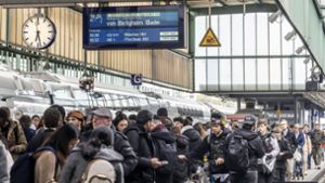28-Jähriger schreit herum und attackiert Reisenden