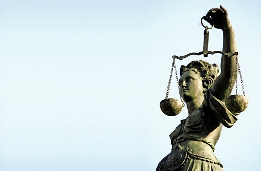 Justitia blickt gelegentlich auch kritisch auf Rechtsanwälte herab Foto: dpa