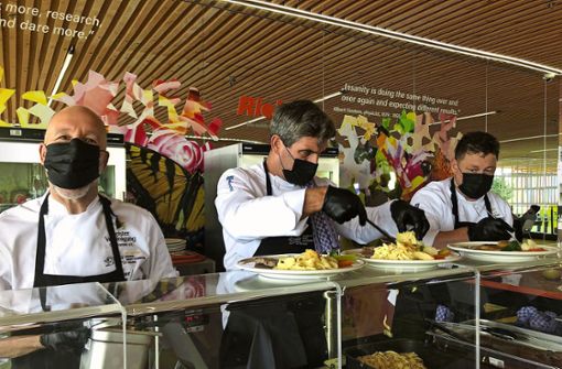 Gemeinsam mit zwei Kollegen von der Meistervereinigung Gastronom kocht Küchenmeister Uwe Staiger (rechts) von „Staigers Waldhorn“ im Baden-Württemberg-Haus auf der Expo in Dubai. Foto: oh