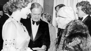 Für so eine Serienmörderin findet auch Hoheit ein Lächeln: Queen Elizabeth II. mit Agatha Christie (re.) 1974 bei der Filmpremiere von „Mord im Orientexpress“. Foto: imago/Mary Evans