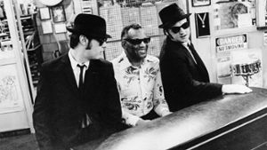 Sänger mit Seele: Ray Charles (Mitte) mit Dan Aykroyd (links) und John Belushi in einer Szene des Films „Blues Brothers“ Foto: mauritius images/United Archives