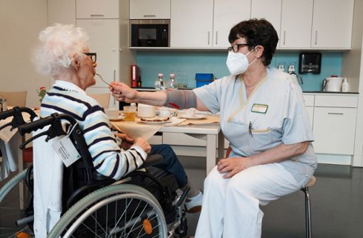 In einer alternden Gesellschaft wird die Zahl Pflegebedürftiger weiter zunehmen. Foto: epd/Friedrich Stark