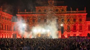 Bilder wie aus einer anderen Zeit: Beim Electrique Baroque tanzten am Samstag mehrere Tausend Menschen. Foto: Jürgen Bach