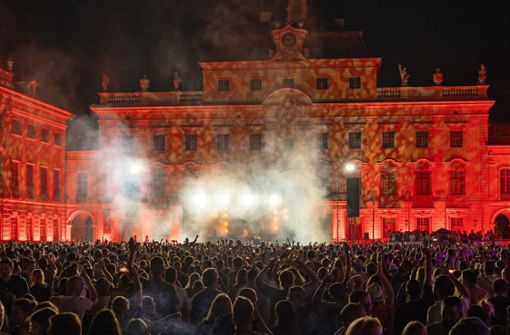 Bilder wie aus einer anderen Zeit: Beim Electrique Baroque tanzten am Samstag mehrere Tausend Menschen. Foto: Jürgen Bach