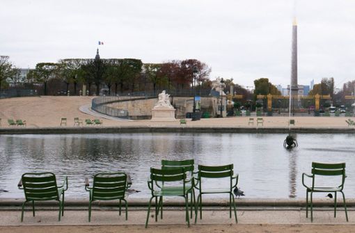 Die sonst meist dicht bevölkerten Parkanlagen vom Jardin des Tuileries liegen verlassen da. Im Kampf gegen die Corona-Epidemie gelten in Frankreich weitreichende Ausgangsbeschränkungen. Foto: dpa/Elko Hirsch