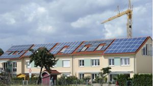Die Installation einer Fotovoltaikanlage zur Stromerzeugung auf dem Hausdach Foto: Imago stock&people